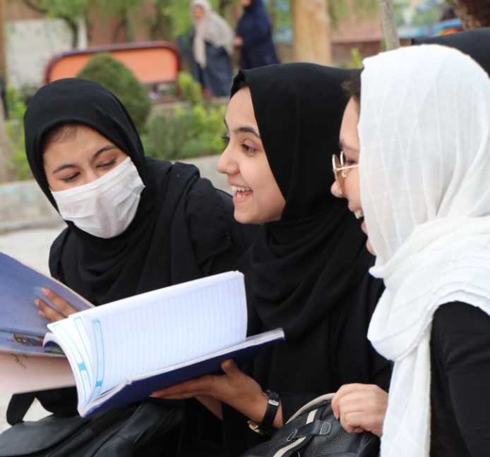 Los talibanes dicen ahora que cerraron las escuelas para niñas por un problema curricular