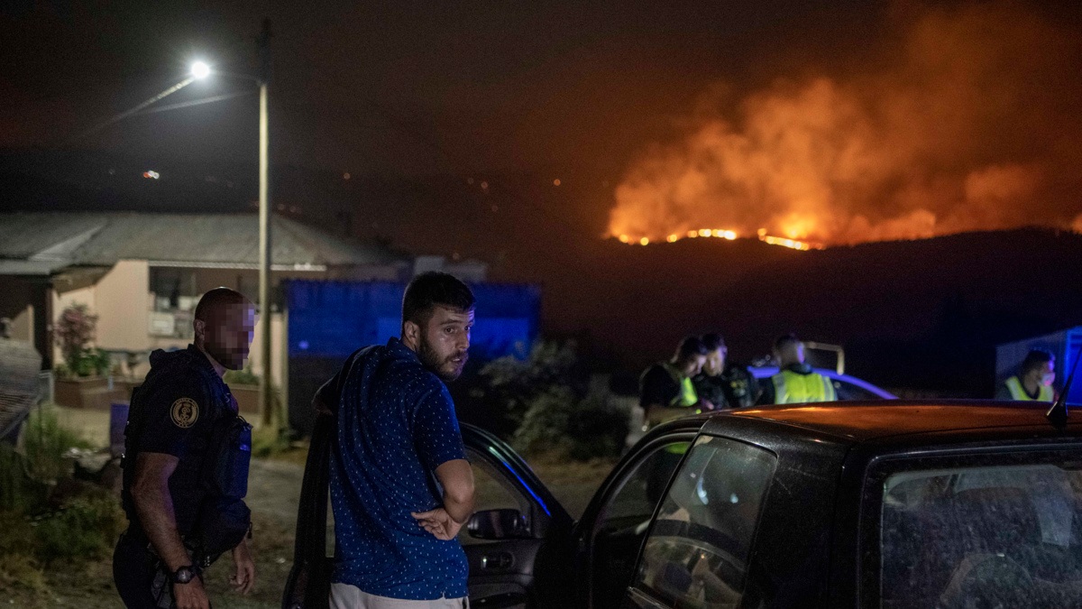 El fuego mantiene en vilo a Galicia, Extremadura y las dos Castillas
