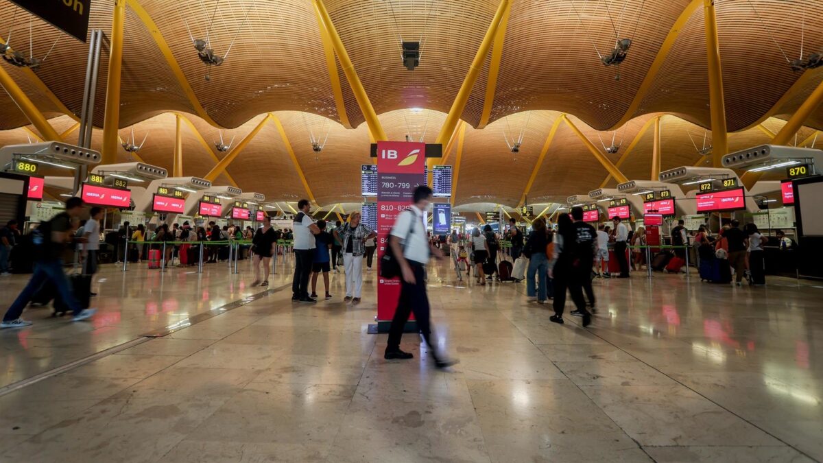 El aeropuerto de Barajas retoma la actividad tras desviar siete aviones por la alerta de drones