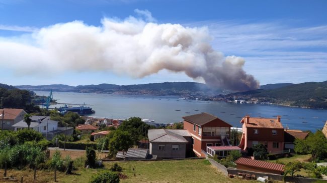 Un incendio en Pontevedra obliga a activar la alerta por su proximidad a un núcleo de casas