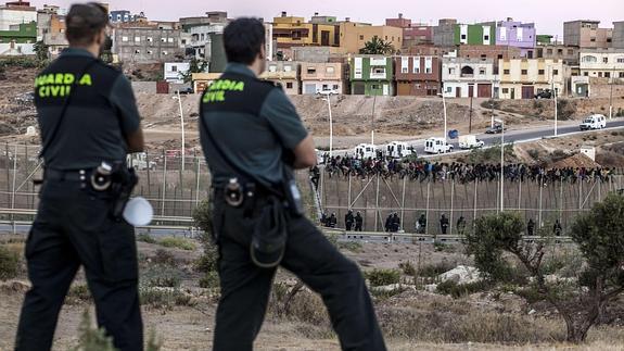 Guardias civiles piden a Interior portar cámaras para grabar sus actuaciones en Ceuta y Melilla