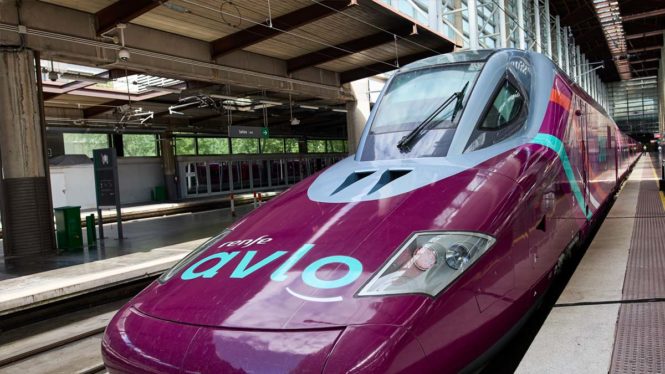 Una avería deja un tren Avlo Madrid-Barcelona parado tres horas y obliga al transbordo