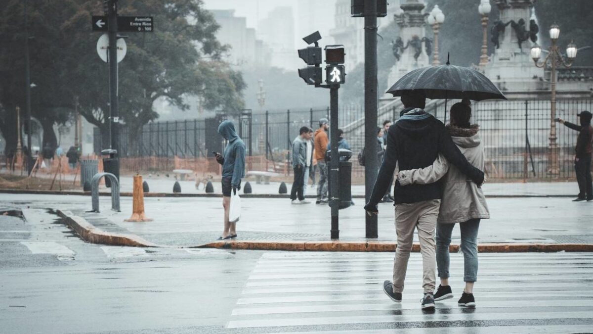 El agua de lluvia está contaminada por sustancias químicas, aunque cada vez menos