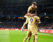 Lewandowski y Ansu Fati arrancan a un Barça que logra su primera victoria liguera del curso