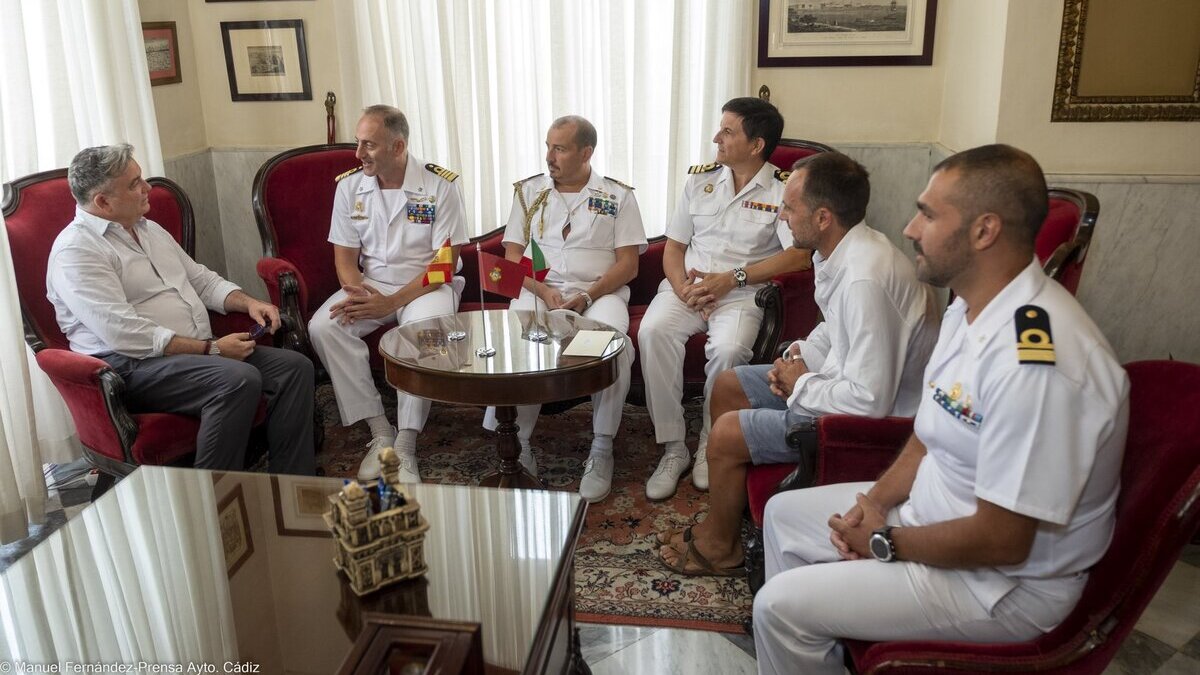 Un concejal de ‘Kichi’ recibe en Cádiz a marinos italianos en chanclas y pantalón corto