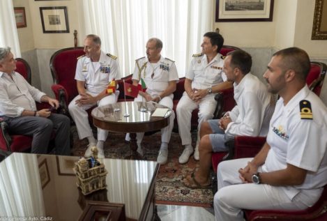 Un concejal de 'Kichi' recibe en Cádiz a marinos italianos en chanclas y pantalón corto