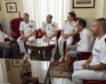 Un concejal de ‘Kichi’ recibe en Cádiz a marinos italianos en chanclas y pantalón corto
