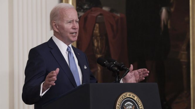 Biden perdona parte de la deuda estudiantil como «respiro» a las clases trabajadoras