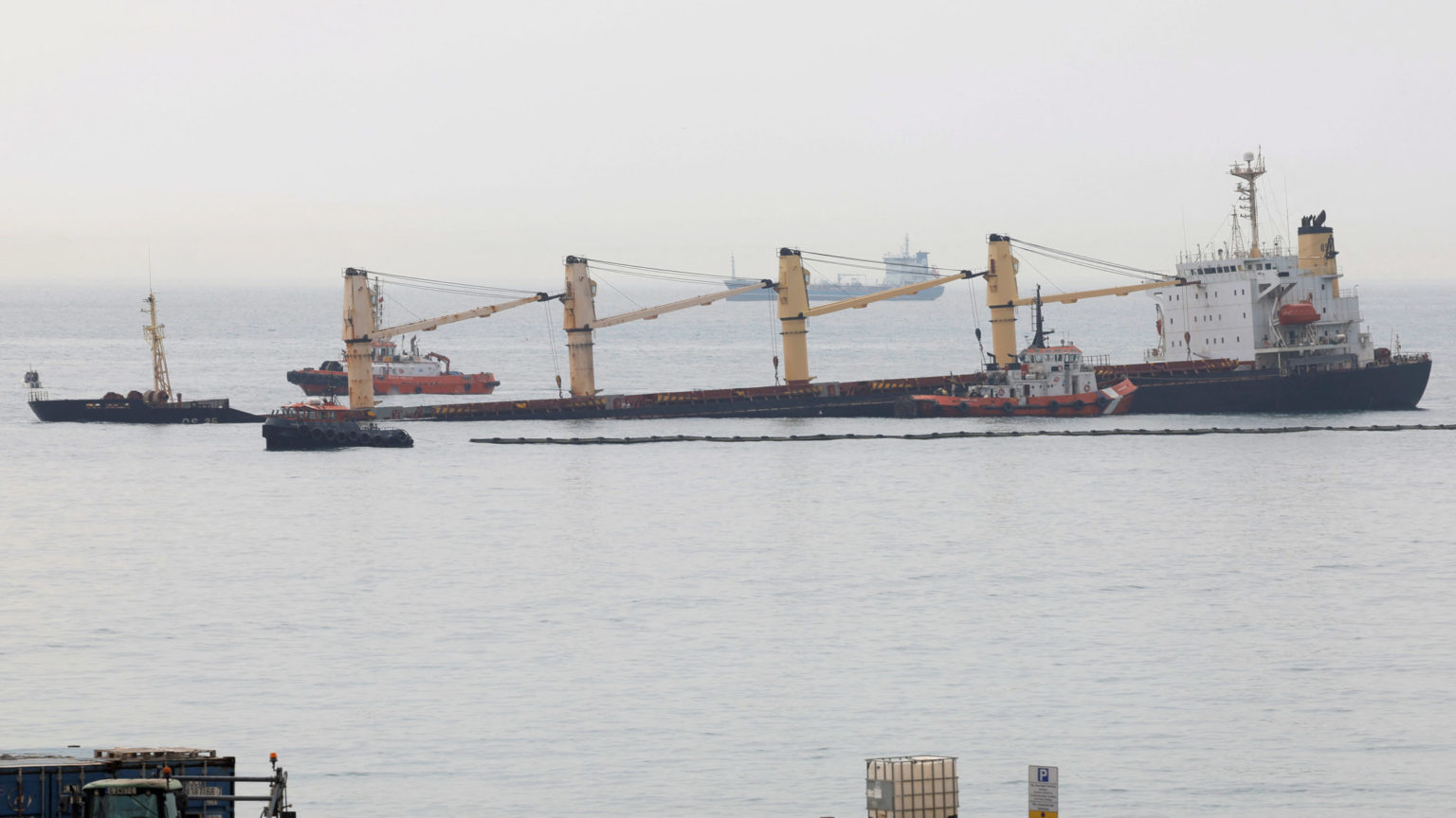 Se rompe el casco del buque varado en Gibraltar y se produce la primera fuga de vertido