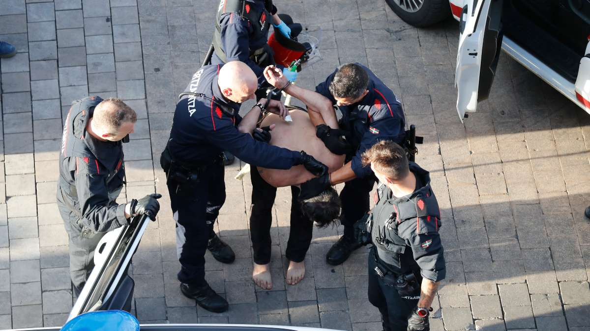 La Ertzaintza detiene tras cinco horas al hombre atrincherado en un edificio de Vitoria