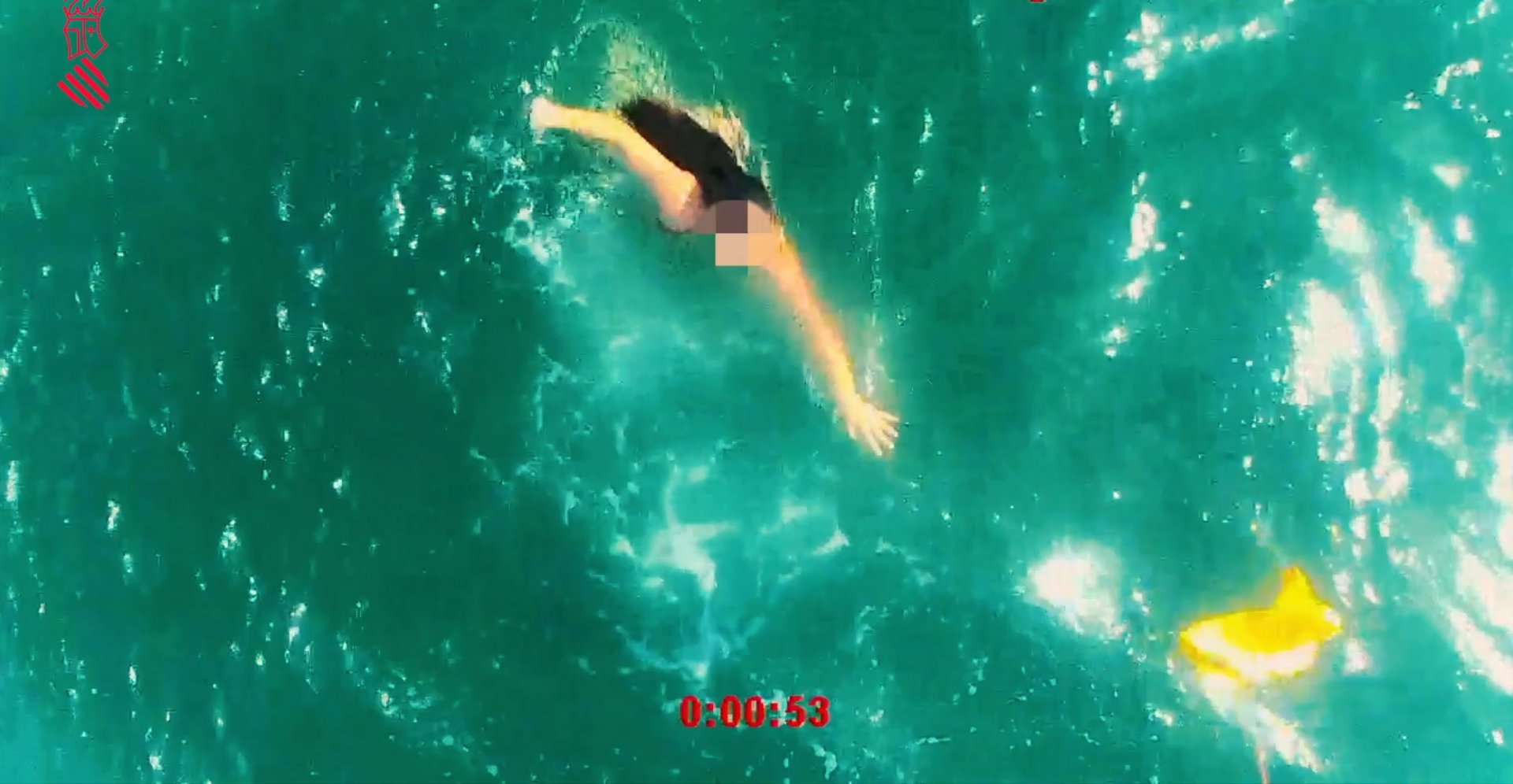 Un dron ayuda a rescatar a una joven bañista en Santa Pola lanzando un chaleco salvavidas