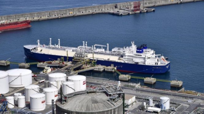 España eleva un 63% las importaciones de gas por barco y alcanza ya el nivel de todo 2021