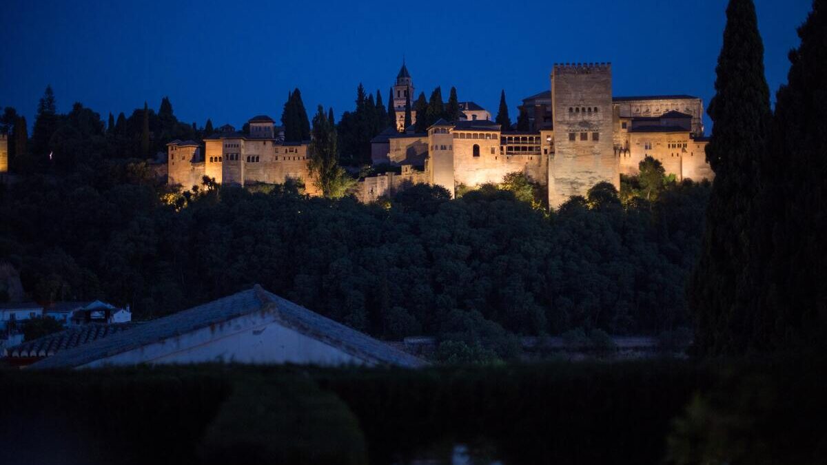 La Alhambra encendida y El Escorial apagado: así seguirán los monumentos el plan energético