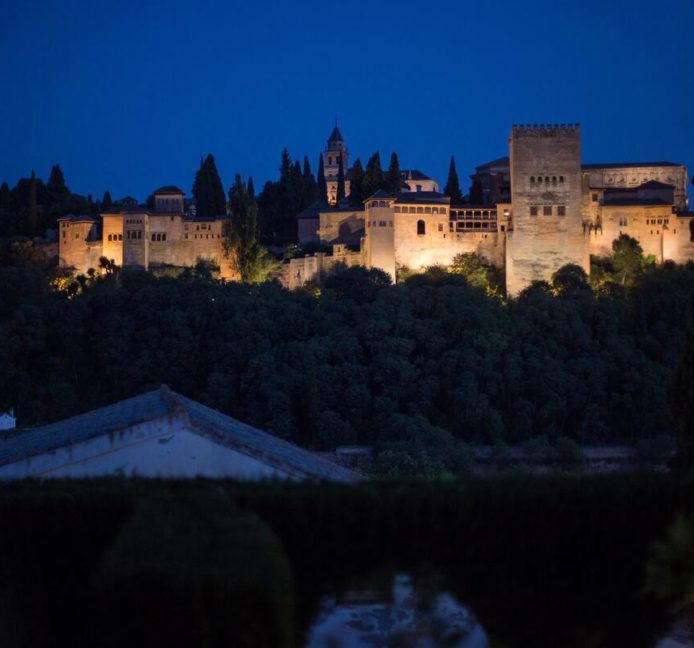 La Alhambra encendida y El Escorial apagado: así seguirán los monumentos el plan energético