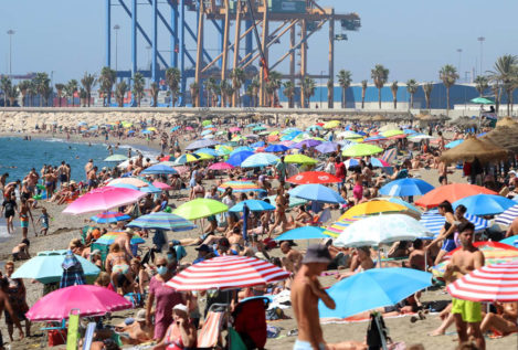 España recibe 7,5 millones de turistas en junio, el triple que en 2021