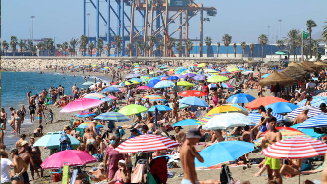 España recibe 7,5 millones de turistas en junio, el triple que en 2021