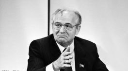 Mijaíl Gorbachov: héroe fuera, villano dentro