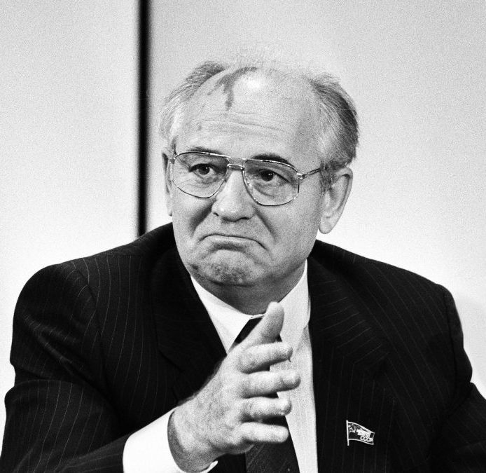 Mijaíl Gorbachov: héroe fuera, villano dentro