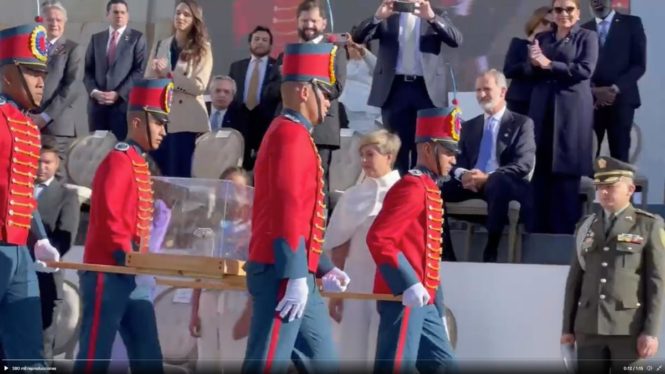 El presidente de Argentina también se quedó sentado junto al Rey ante la espada de Bolívar