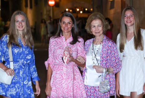 Cena, mercadilllo y moda low cost: la 'noche de chicas' de la reina Letizia, sus hijas y doña Sofía