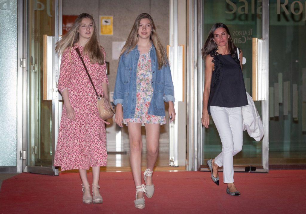 Antes de viajar a Mallorca, la reina y sus hijas disfrutaron de un plan de chicas, acudiendo al concierto de Harry Styles en Madrid | Gtres