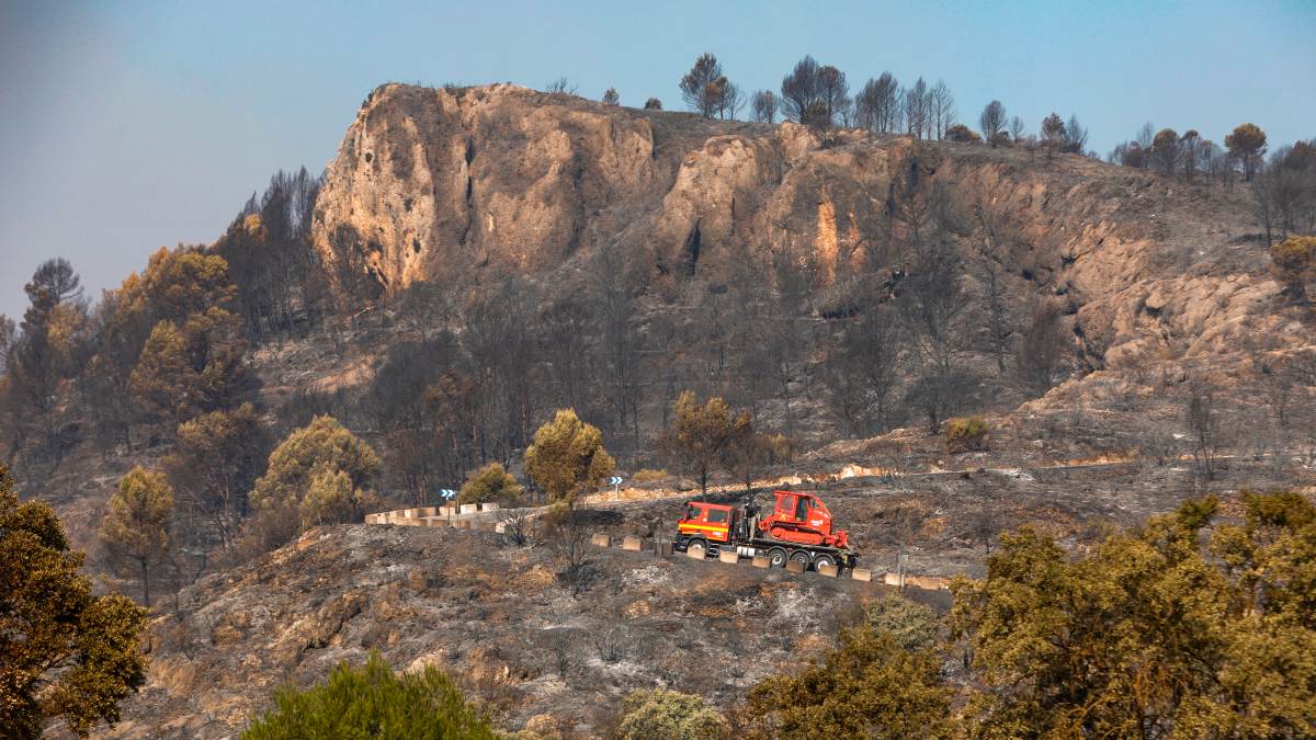 El viento y la orografía complican la extinción del incendio de Vall d’Ebo