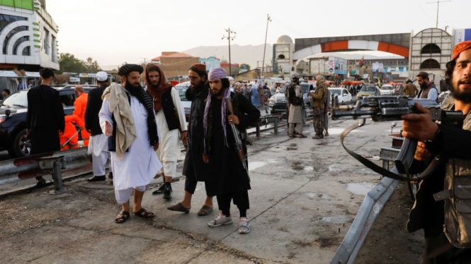España evacúa a 265 colaboradores afganos un año después de la toma talibán de Kabul