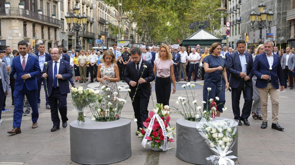 Varios de los asistentes al acto de homenaje en el quinto aniversario se los atentados de Barcelona.