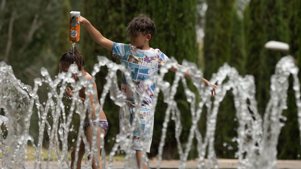 Estar bien hidratado es clave para no sufrir un golpe de calor. 