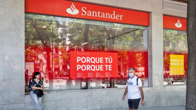 El Santander lanza un plan para reducir la afluencia de clientes a las sucursales