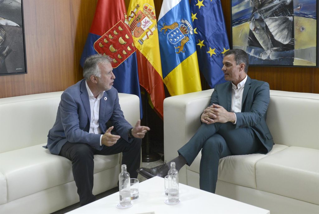 El presidente del Gobierno, Pedro Sánchez, y el presidente de Canarias, Ángel Víctor Torres, durante la reunión que mantuvieron el 8 de agosto en Lanzarote. EFE/ Adriel Perdomo