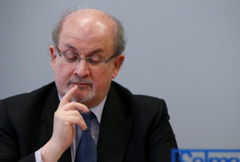 Salman Rushdie ya no necesita el respirador y puede hablar