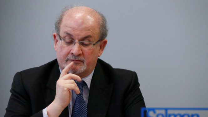 Salman Rushdie ya no necesita el respirador y puede hablar