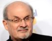 Salman Rushdie se encuentra bajo respiración artificial y podría perder un ojo