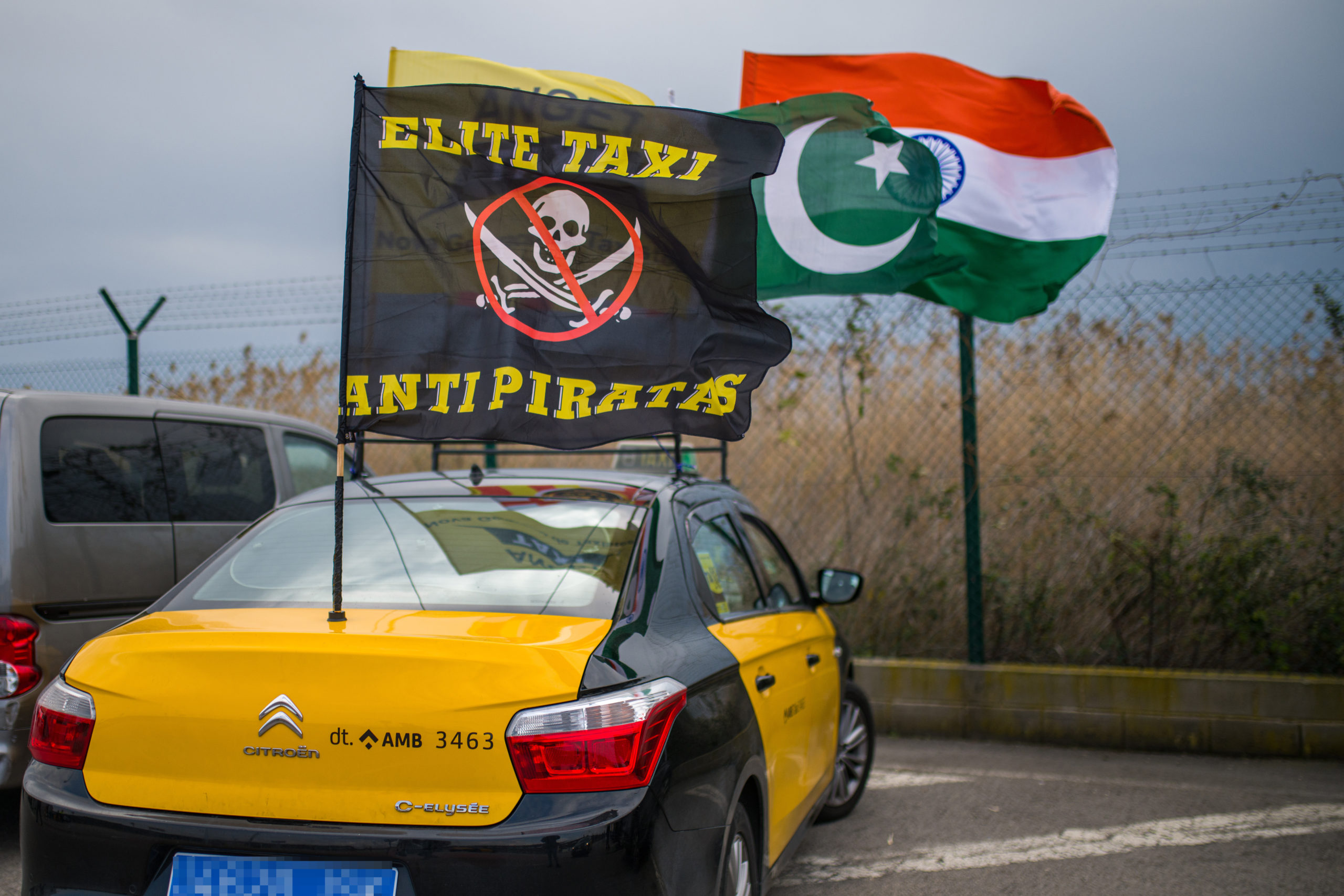 Taxistas denuncian agresiones de chóferes «piratas» sin licencia en el Aeropuerto de El Prat