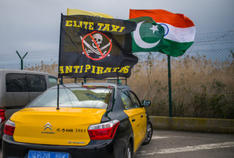 Taxistas denuncian agresiones de chóferes «piratas» sin licencia en el Aeropuerto de El Prat