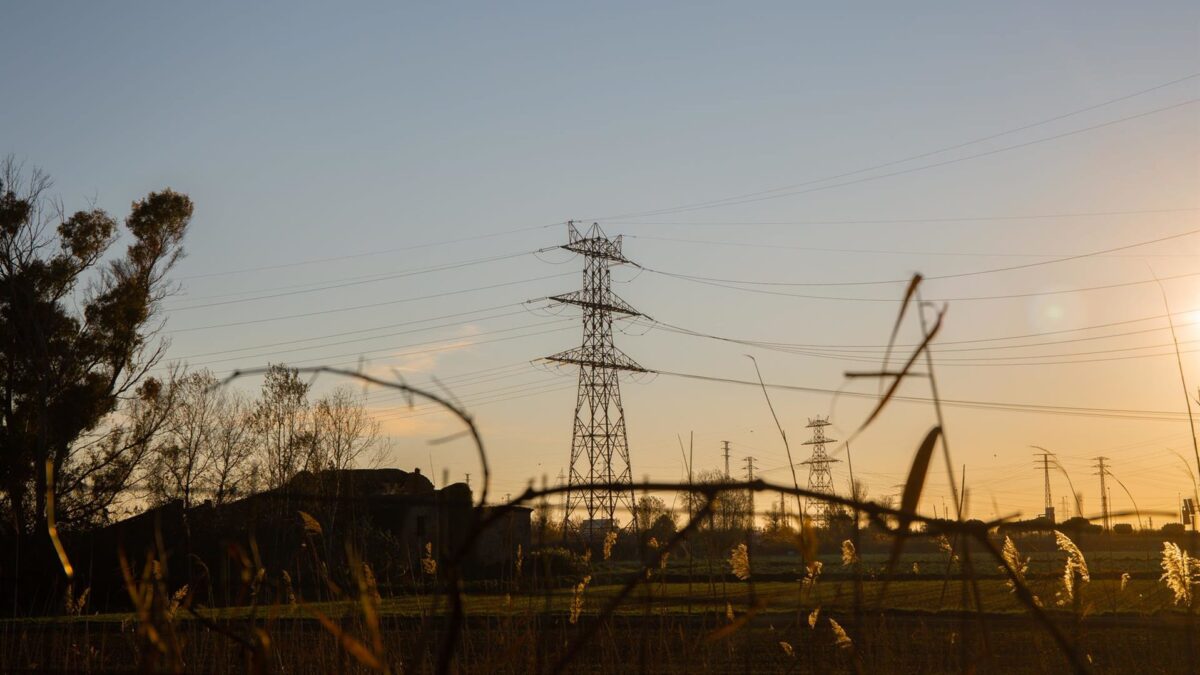 El precio de la luz repuntará este sábado un 21%, hasta los 385,85 euros/MWh