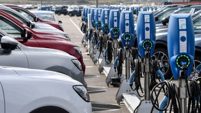 España tarda más de un año en dar permisos para puntos de recarga de coche eléctrico