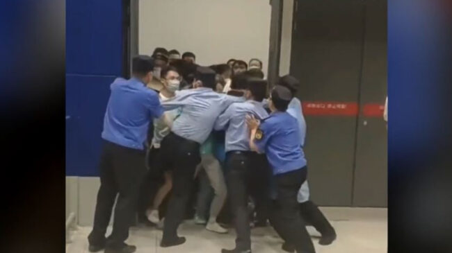 (VÍDEO) Pánico en un Ikea en Shanghái: las autoridades encierran a los clientes por un contacto estrecho de covid
