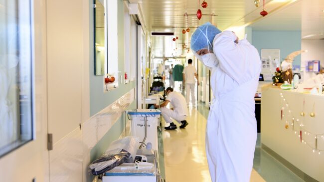 La ocupación hospitalaria por covid baja más de un 50% en un mes