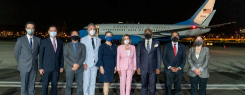 Máxima tensión en Taiwán: Nancy Pelosi aterriza entre maniobras militares chinas