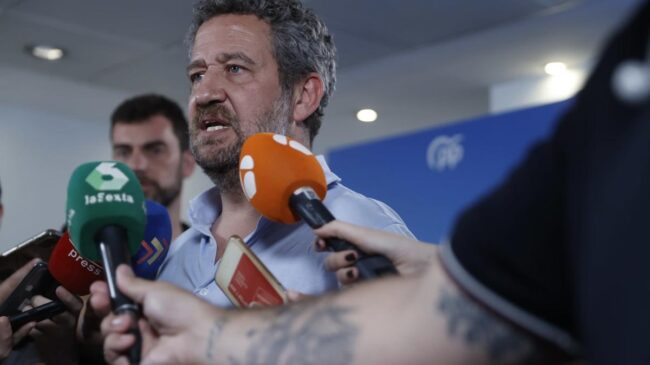 El PP censura que Sánchez consienta que la mitad del Gobierno insulte al Rey