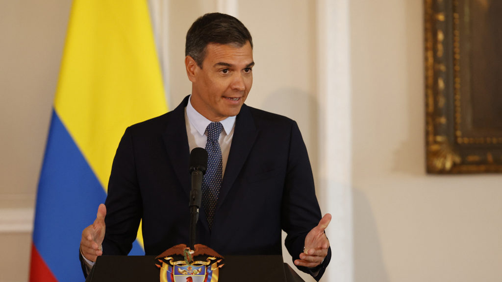 Sánchez se ríe en Bogotá cuando le presentan por error como presidente de la República