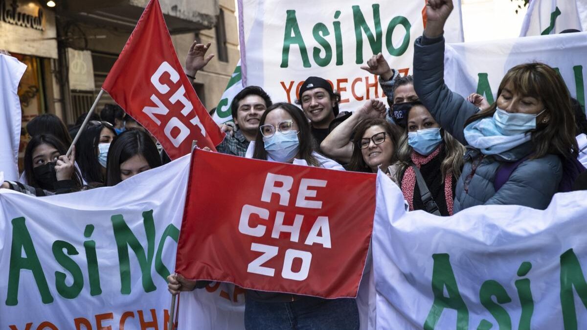 Los últimos sondeos revelan que la mayoría de chilenos rechazan el proyecto de nueva Constitución