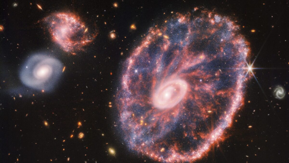 El telescopio James Webb nos deja una nueva imagen sorprendente: el caos de la galaxia Rueda de carro