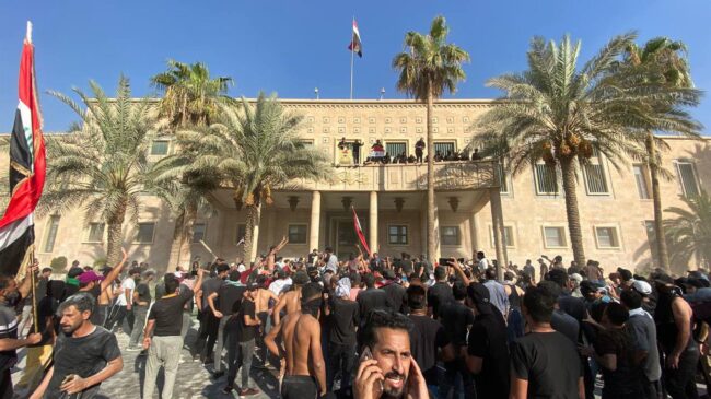 (VÍDEO) Miles de personas asaltan el Palacio Presidencial de Irak tras la retirada política de Al Sadr