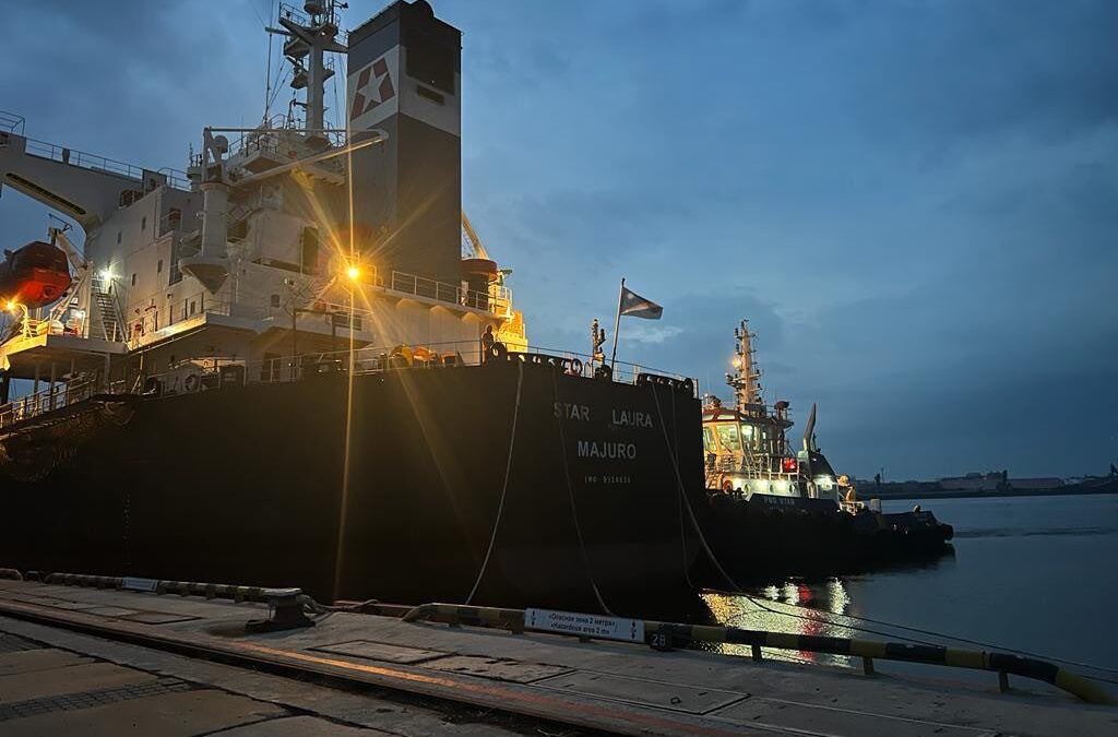 Sale de un puerto de Ucrania el primer buque cargado de trigo