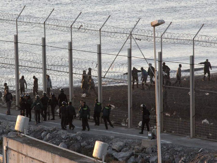 Ceuta vive una de las noches de mayor presión migratoria con un nuevo intento masivo de entrada