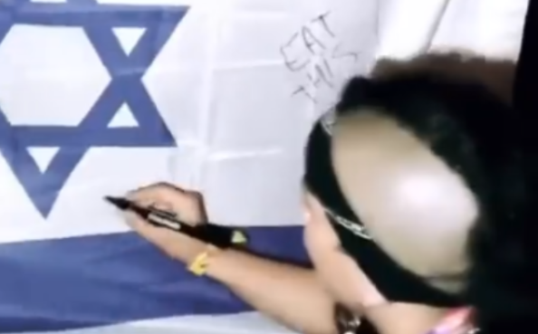 Polémica en Israel después de que un grupo de música catalán ultrajase la bandera hebrea