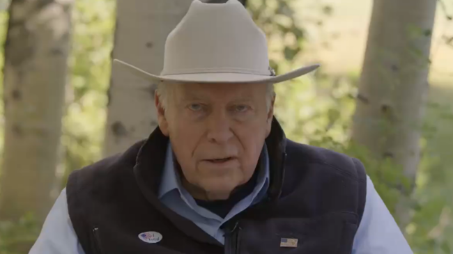 (VÍDEO) El exvicepresidente de EE.UU. Dick Cheney llama "cobarde" a Trump en un anuncio: "Un hombre de verdad no mentiría a sus seguidores"